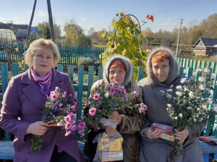 Заместитель главы Русско-Паевского сельского поселения Захаркина И.С., заведующая Русско-Паевским сельским Домом культуры Храпова Г.В. и библиотекарь Русско-Паевской сельской библиотеки Таказина С.А. с жителями с. Засечная Слобода.
