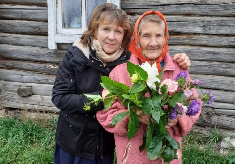 Заместитель главы Русско-Паевского сельского поселения Захаркина И.С., заведующая Русско-Паевским сельским Домом культуры Храпова Г.В. и библиотекарь Русско-Паевской сельской библиотеки Таказина С.А. с жителями с. Засечная Слобода.