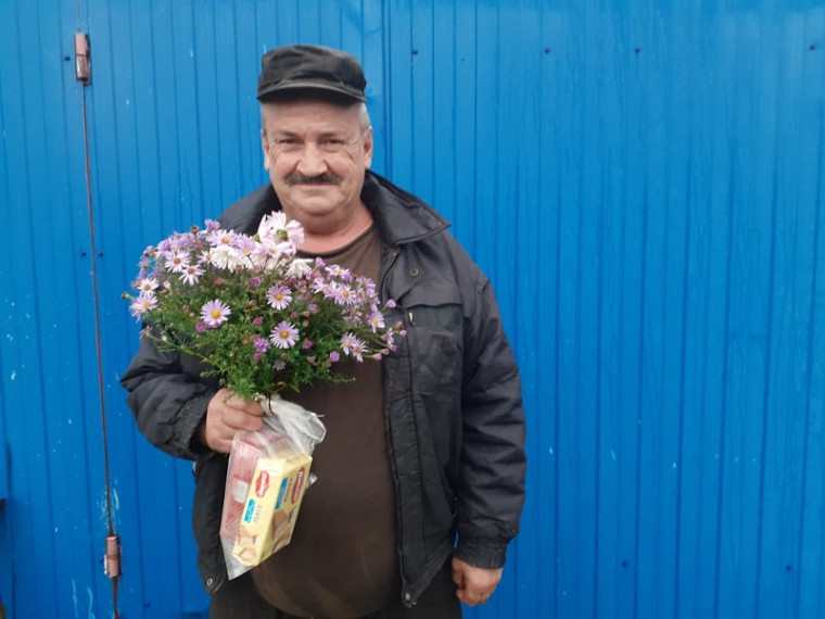Заместитель главы Русско-Паевского сельского поселения Захаркина И.С., заведующая Русско-Паевским сельским Домом культуры Храпова Г.В. и библиотекарь Русско-Паевской сельской библиотеки Таказина С.А. с жителями с. Засечная Слобода.