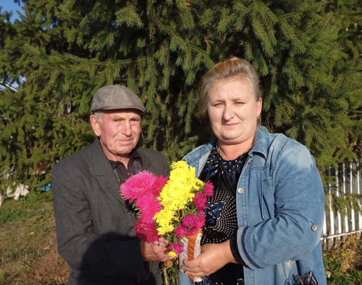 Заведующая Русско-Паевским сельским Домом культуры Храпова Г.В. и библиотекарь Русско-Паевской сельской библиотеки Таказина С.А. с жительницей с. Русская Паевка.