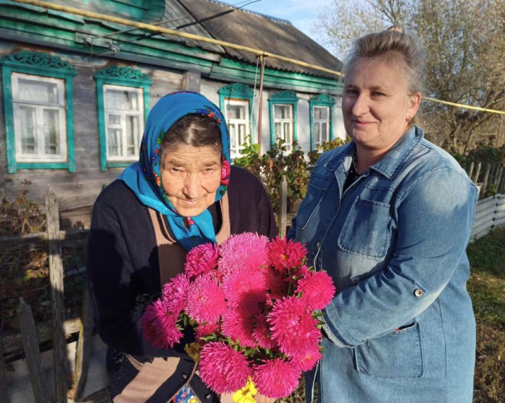 Заведующая Русско-Паевским сельским Домом культуры Храпова Г.В. и библиотекарь Русско-Паевской сельской библиотеки Таказина С.А. с жительницей с. Русская Паевка.