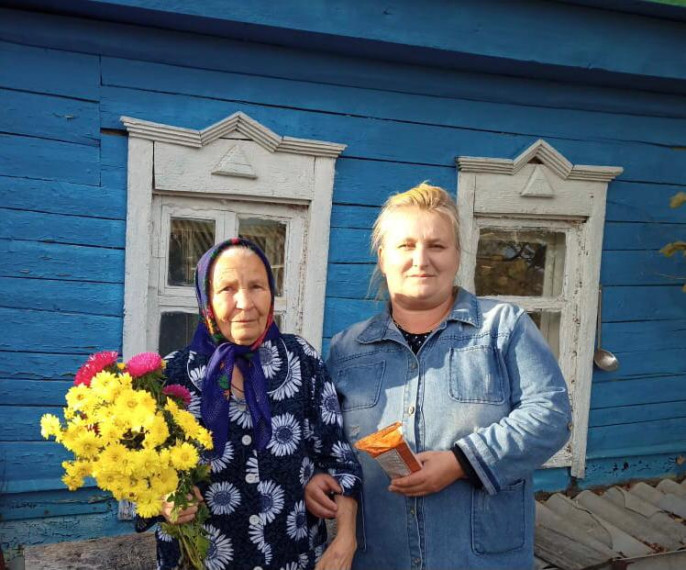 Заведующая Русско-Паевским сельским Домом культуры Храпова Г.В. и библиотекарь Русско-Паевской сельской библиотеки Таказина С.А. с жительницей с. Русская Паевка.