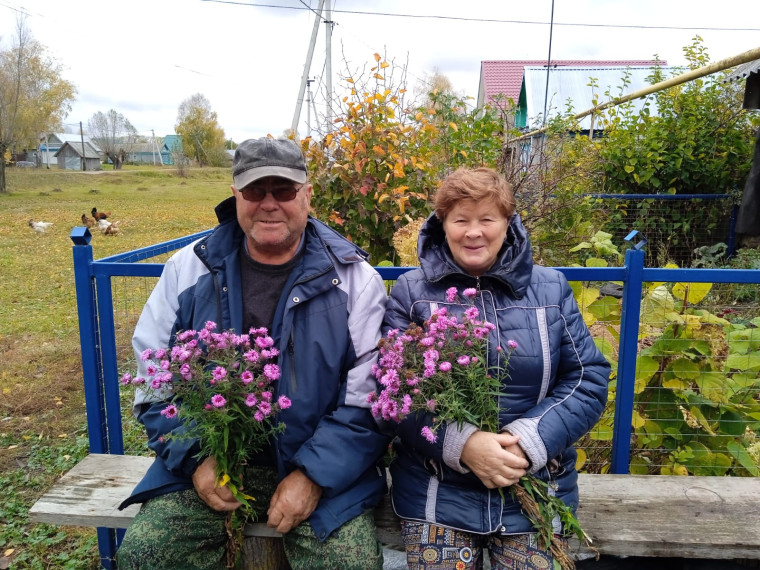 Заведующая Русско-Паевским сельским Домом культуры Храпова Г.В. и библиотекарь Русско-Паевской сельской библиотеки Таказина С.А. с жительницей с. Русская Паевка.