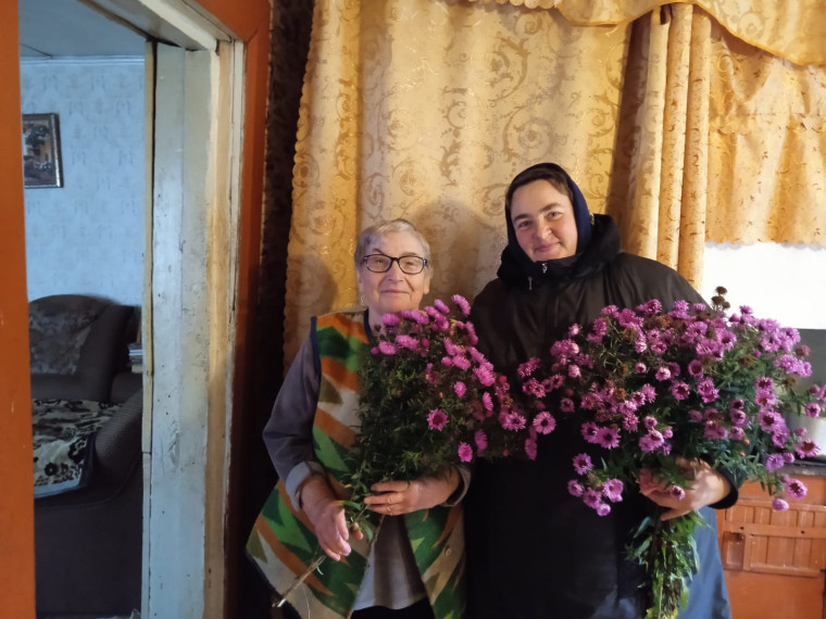 Заведующая Русско-Паевским сельским Домом культуры Храпова Г.В. и библиотекарь Русско-Паевской сельской библиотеки Таказина С.А. с жительницей с. Русская Паевка.