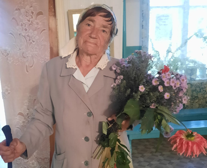 Заведующая Русско-Паевским сельским Домом культуры Храпова Г.В. и библиотекарь Русско-Паевской сельской библиотеки Таказина С.А. с жительницей с. Русская Паевка.