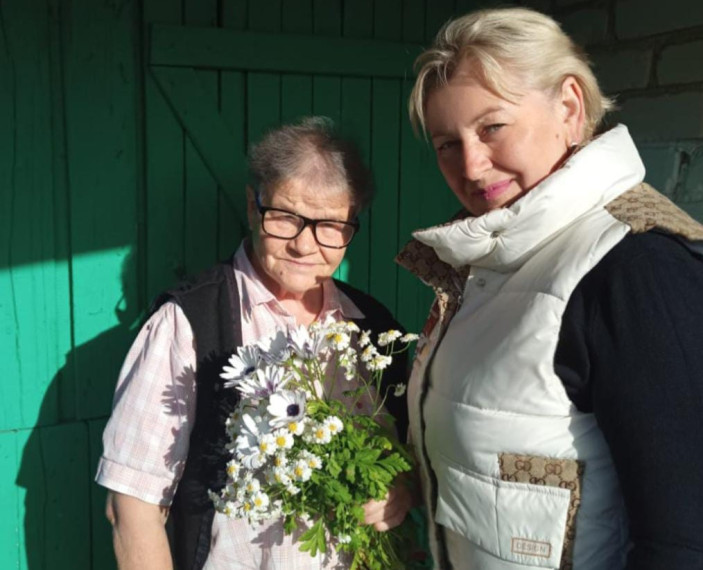 Заведующая Русско-Паевским сельским Домом культуры Храпова Г.В. и библиотекарь Русско-Паевской сельской библиотеки Таказина С.А. с жительницей с. Русская Паевка.