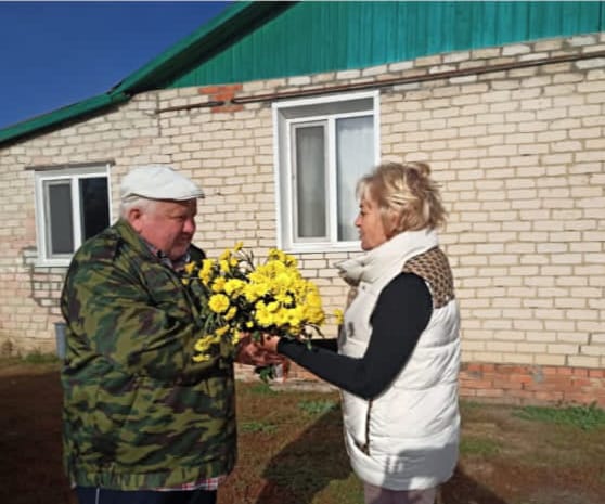 Заведующая Русско-Паевским сельским Домом культуры Храпова Г.В. и библиотекарь Русско-Паевской сельской библиотеки Таказина С.А. с жительницей с. Русская Паевка.