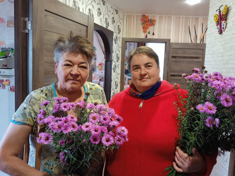 Заведующая Русско-Паевским сельским Домом культуры Храпова Г.В. и библиотекарь Русско-Паевской сельской библиотеки Таказина С.А. с жительницей с. Русская Паевка.