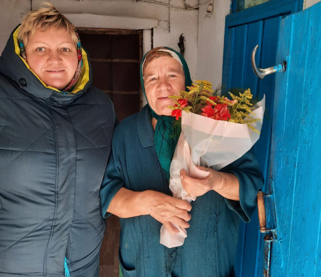 Заведующая Русско-Паевским сельским Домом культуры Храпова Г.В. и библиотекарь Русско-Паевской сельской библиотеки Таказина С.А. с жительницей с. Русская Паевка.