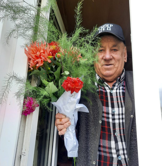 Заведующая Русско-Паевским сельским Домом культуры Храпова Г.В. и библиотекарь Русско-Паевской сельской библиотеки Таказина С.А. с жительницей с. Русская Паевка.