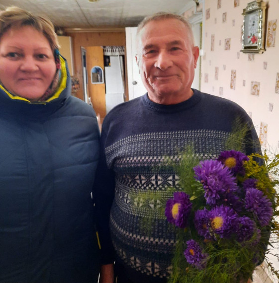 Заведующая Русско-Паевским сельским Домом культуры Храпова Г.В. и библиотекарь Русско-Паевской сельской библиотеки Таказина С.А. с жительницей с. Русская Паевка.