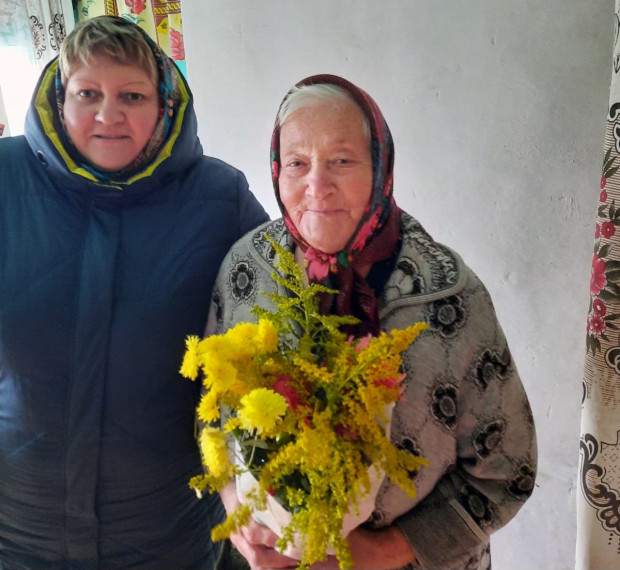 Заведующая Русско-Паевским сельским Домом культуры Храпова Г.В. и библиотекарь Русско-Паевской сельской библиотеки Таказина С.А. с жительницей с. Русская Паевка.