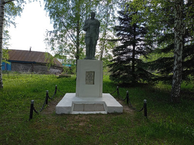 Памятник воинам погибшим в годы Великой Отечественной Войны 1041-1945 гг. в с. Челмодеевский Майдан.